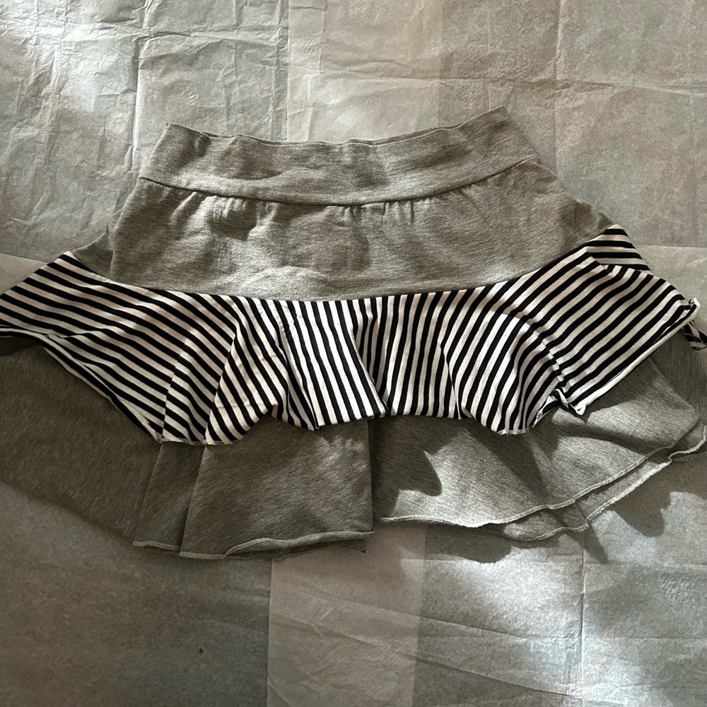 Hurley grey black and white mini ruffle knit skirt size small